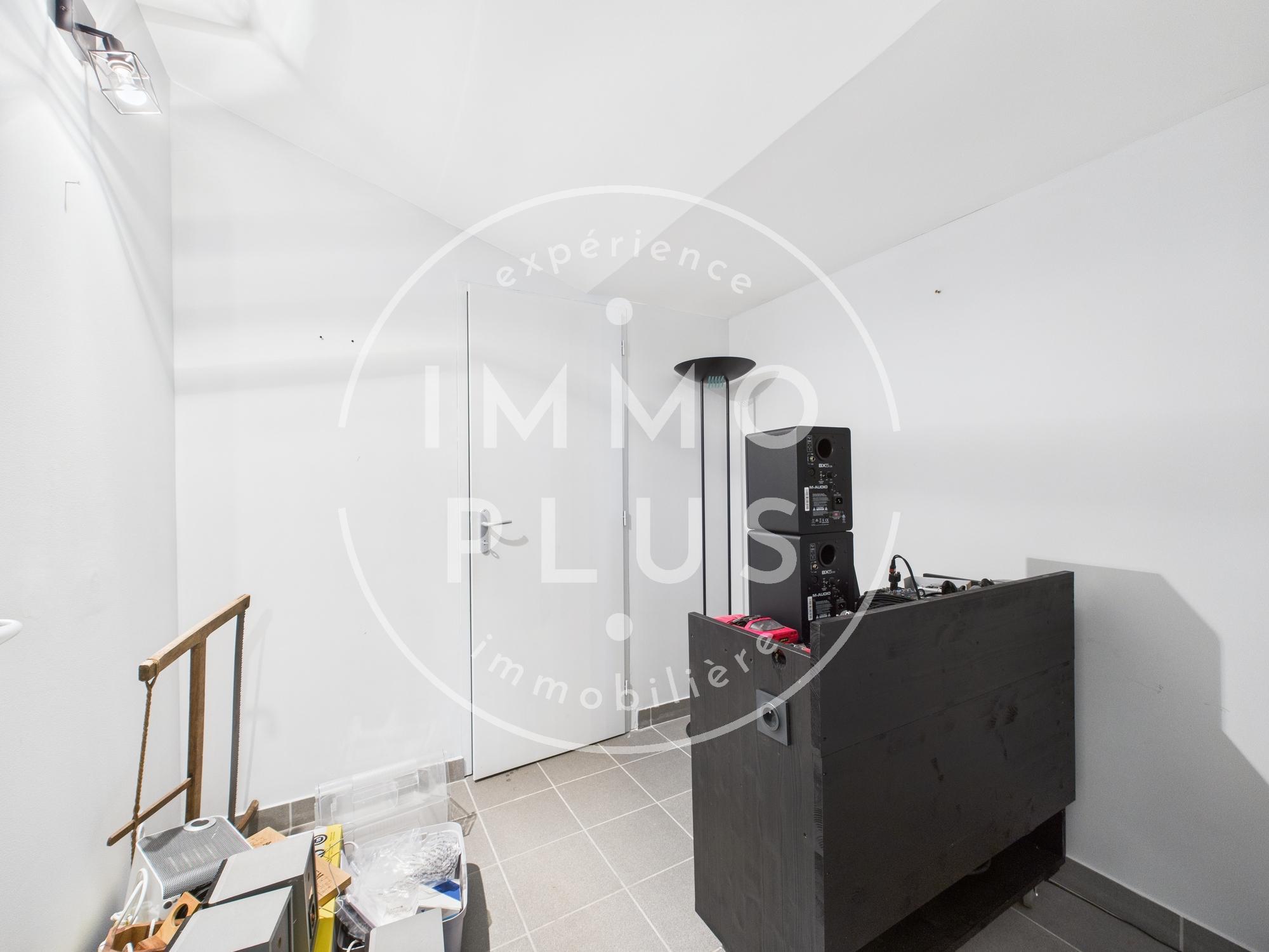 Photo **Local commercial à vendre à Meythet – Idéal pour investisseurs ou professionnels**