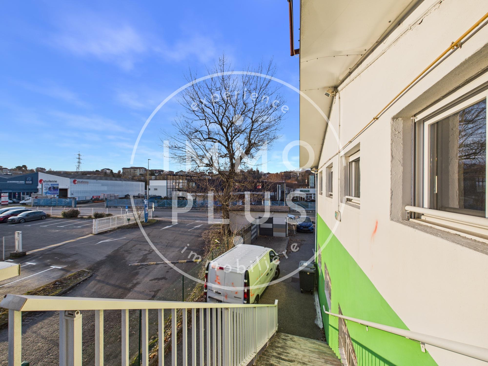 Photo **Local commercial à vendre à Meythet – Idéal pour investisseurs ou professionnels**