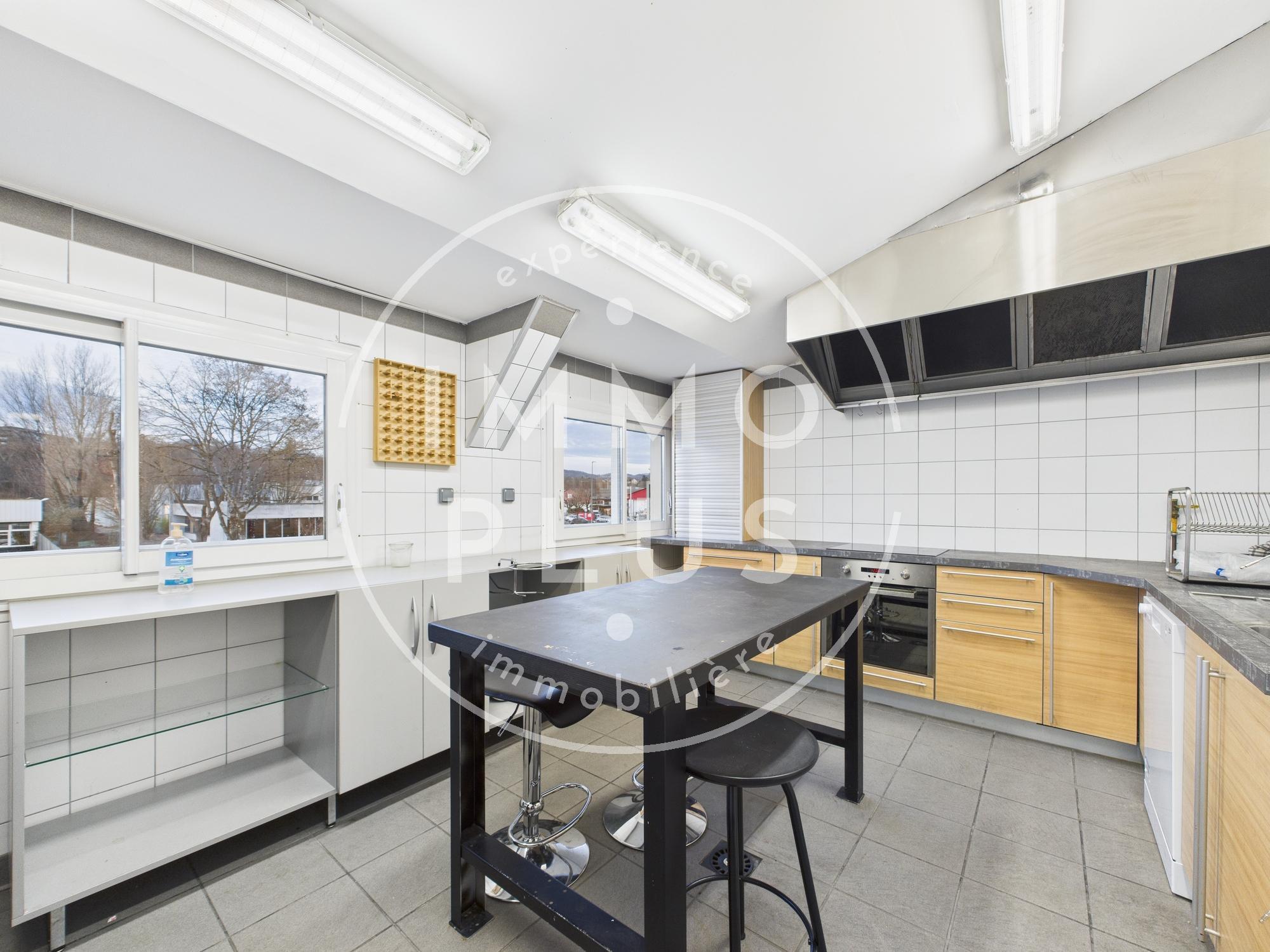 Photo **Local commercial à vendre à Meythet – Idéal pour investisseurs ou professionnels**